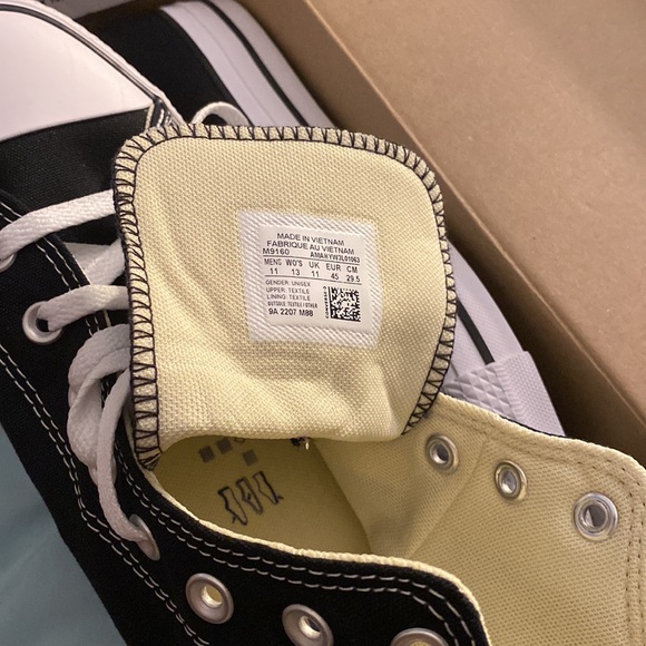 Men’s size 11 Black Converse - Picture 2 of 3